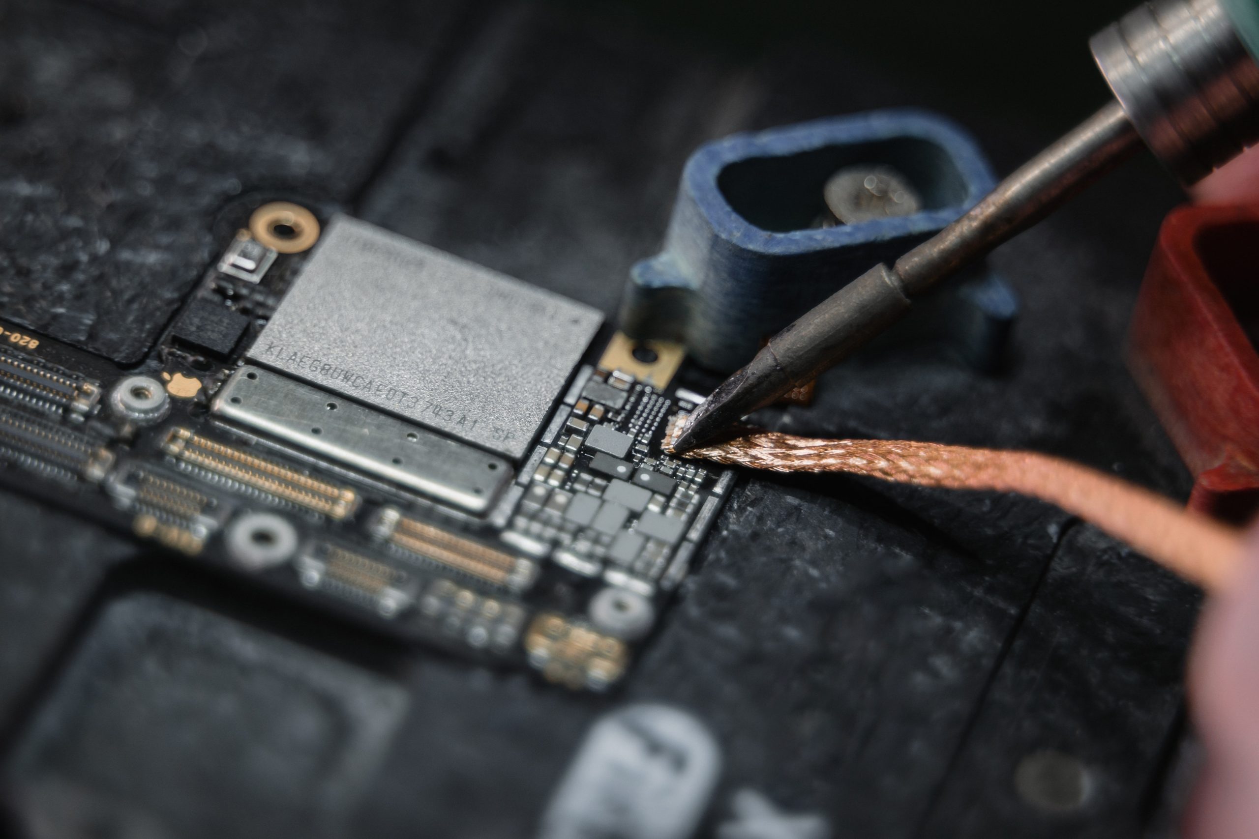 Le Fabricant de Composants Électroniques : L’Architecte Invisible de la Technologie